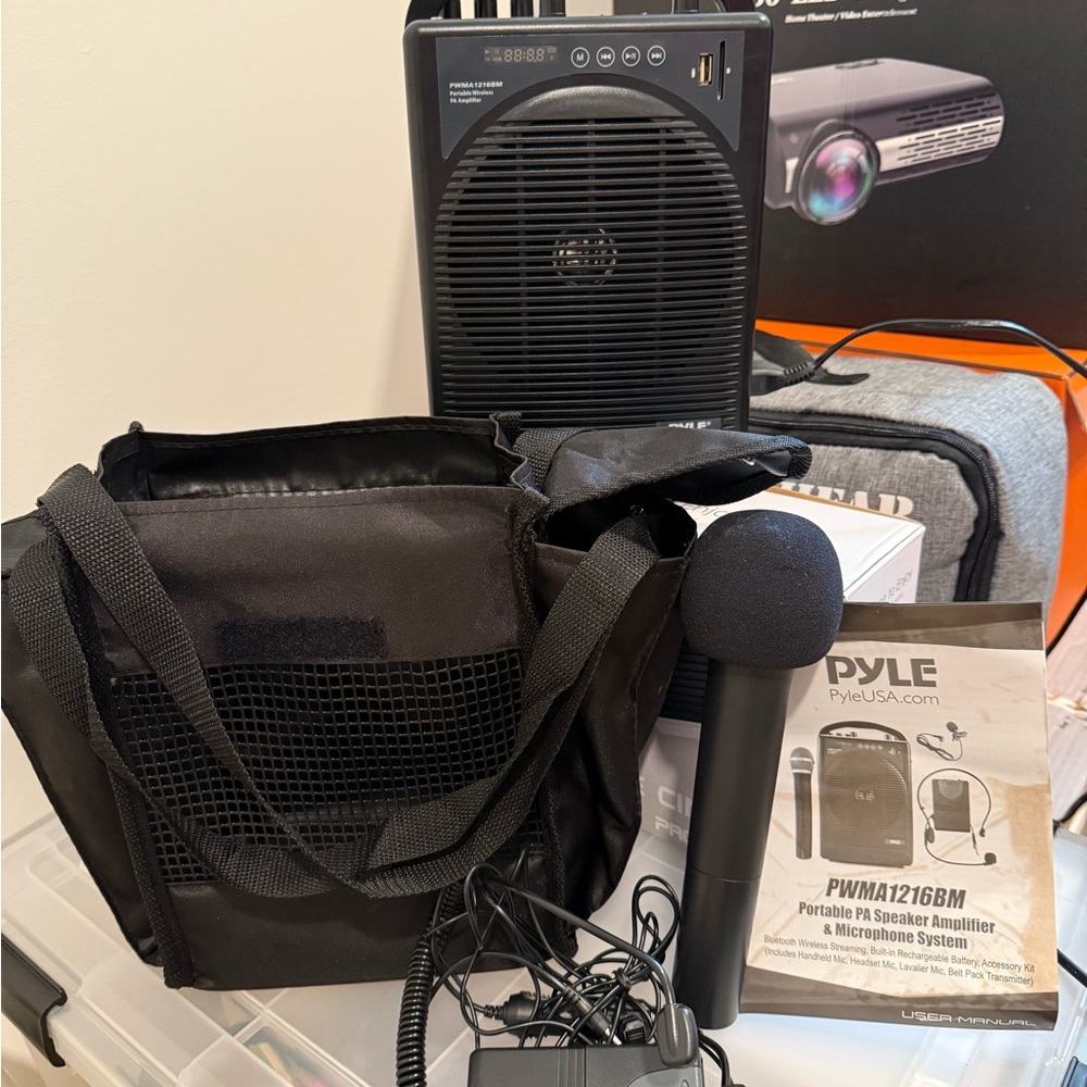 Pyle Black Portable Speaker System with Microphone. Gently used